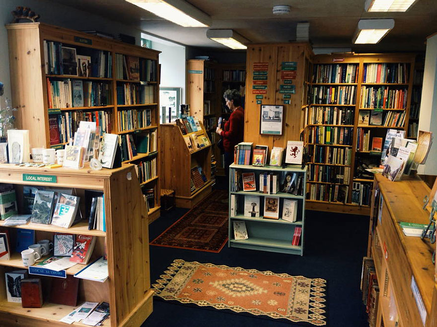 Альтернативный туризм: работа в книжном магазине за проживание