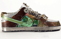 Необычная обувь из старых деталей компьютера  